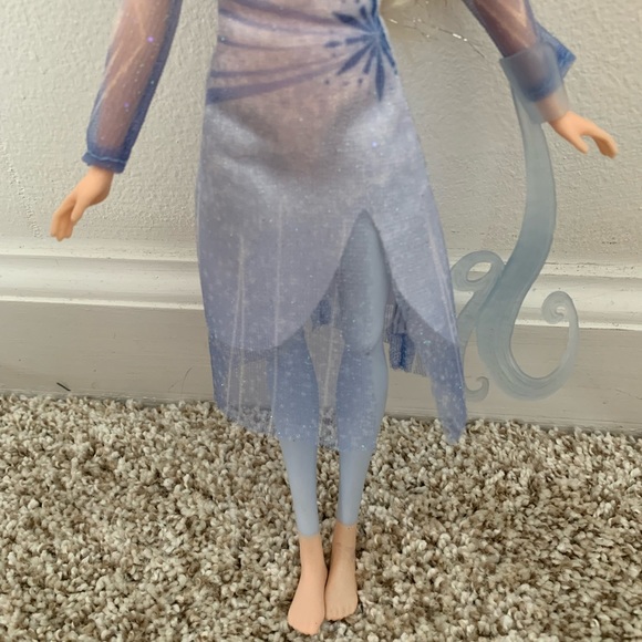 DISNEY FROZEN 2 ELSA DOLL W/ ICE POWERS & EXTRA DRESS - Picture 6 of 7